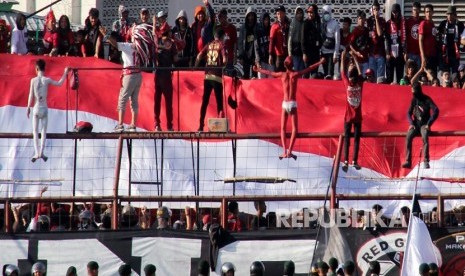 Suporter PSM Makassar membentangkan kain merah putih saat mendukung timnya dalam laga PSM Makassar melawan Persija Jakarta pada final Piala Indonesia 2019 di Stadion Andi Mattalatta, Makassar, Sulawesi Selatan, Selasa (6/8/2019).