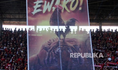 Suporter PSM Makassar membentangkan spanduk saat mendukung timnya dalam laga PSM Makassar melawan Persija Jakarta keluar pada final Piala Indonesia 2019 di Stadion Andi Mattalatta, Makassar, Sulawesi Selatan, Selasa (6/8/2019).