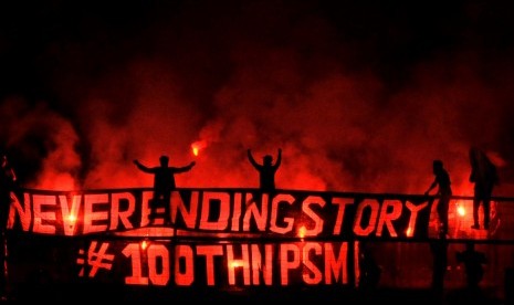 Suporter PSM Makassar 'The Maczman' menyalakan kembang api saat merayakan HUT ke-100 PSM Makassar di Stadion Mattoanging Gelora Andi Mattalatta. (ilustrasi) 