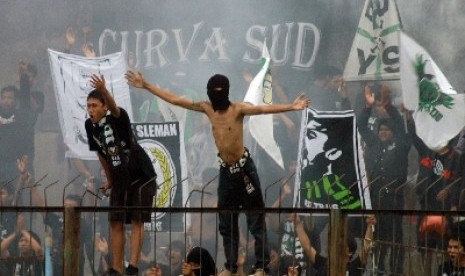 Suporter PSS Sleman, Slemania meluapkan kegembiraan kemenangan PSS Sleman saat berhadapan dengan Mojokerto Putra.