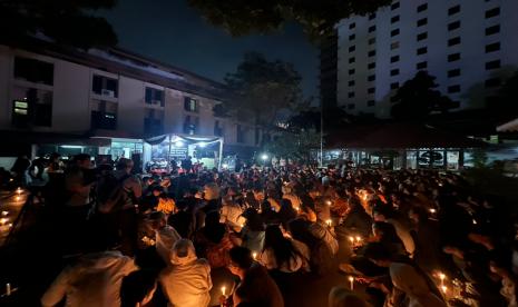 Suporter sepak bola Indonesia melakukan aksi 1.000 lilin di halaman Gedung Joang 45, Jakarta, Selasa (4/4/2023). Aksi tersebut sebagai bentuk kekecewaan sejumlah suporter atas dibatalkannya perhelatan Piala Dunia U-20 2023 di Indonesia.