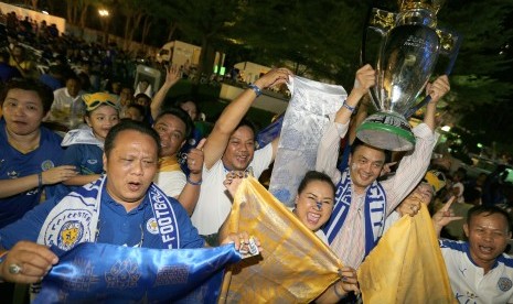 Suporter sepak bola Thailand merayakan kemenangan Leicester City sebagai juara Liga Primer Inggris di Bangkok, Thailand.