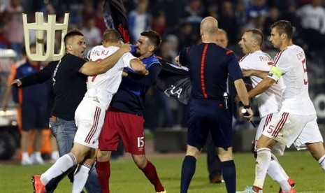 Suporter Serbia menyerang pemain Albania.