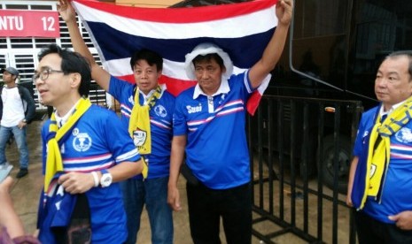 Suporter Thailand saat menyaksikan laga leg pertama final Piala AFF 2016 di Stadion Pakansari, Cibinong, Rabu (14/12).