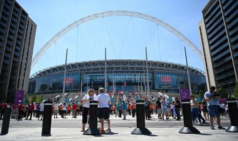 Suporter tiba di Stadion Wembley sebelum pertandingan sepak bola babak penyisihan grup D UEFA EURO 2020 antara Inggris dan Kroasia di London, Inggris, 13 Juni 2021.