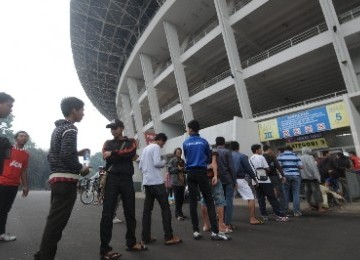 Suporter tim nasional Indonesia mengantre untuk mendapatkan tiket pertandingan timnas di Gelora Bung Karno, Jakarta. 