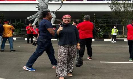 Suporter Timnas Indonesia, Erisa Oktaviana di Stadion Utama Gelora Bung Karno, Kamis (12/10/2023).