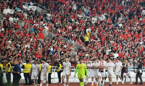  Suporter timnas Indonesia memberikan dukungan saat pertandingan Kualifikasi Piala Dunia 2026 antara Indonesia melawan Filipina di Stadion Utama GBK, Senayan, Jakarta, Selasa (11/6/2024). Pertandingan timnas sepak bola Indonesia di Stadion GBK menjadi hiburan baru bagi masyarakat Indonesia, khususnya yang berdomisili di Jakarta dan sekitarnya. Setiap timnas berlaga, stadion dipenuhi penonton beragam, mulai dari anak-anak sampai orang tua, laki-laki dan perempuan. Penonton perempuan dan anak-anak juga semakin banyak yang datang ke stadion. PSSI terus berusaha menciptakan rasa aman dan nyaman bagi masyarakat untuk menonton pertandingan timnas sepak bola Indonesia.