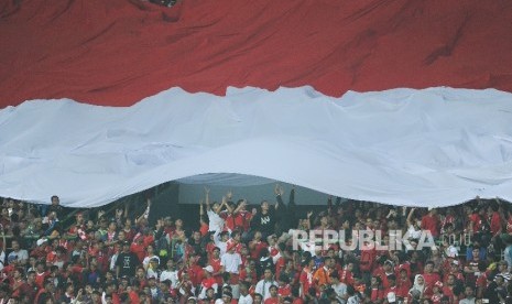 Suporter timnas Indonesia saat laga persahabatan melawan Fiji di Stadion Patriot Candrabaga, Bekasi, Sabtu (2/9).