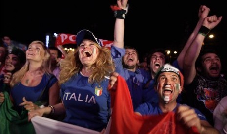 Suporter timnas Italia bersorak merayakan kemenangan Italia atas Jerman di babak semifinal Piala Eropa 2012. 