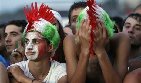 Suporter timnas Italia terdiam lesu usai tim kesayangan mereka kalah 0-4 dari Spanyol di final Piala Eropa 2012. 