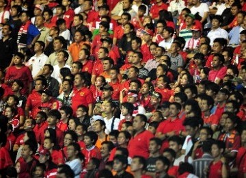 Suporter Timnas sepakbola Indonesia berharap cemas saat pertandingan Indonesia melawan Malaysia pada pertandingan kualifikasi sepakbola SEA Games di Stadion Utama Gelora Bung karno, Jakarta, Kamis (17/11) malam. 