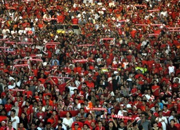 Suporter Timnas sepakbola Indonesia saat pertandingan Indonesia melawan Malaysia saat pertandingan kualifikasi sepakbola SEA Games di Stadion Utama Gelora Bung karno, Jakarta, Kamis (17/11). (Republika/Wihdan Hidayat)