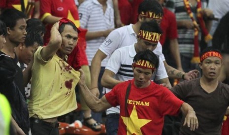 Suporter Vietnam ketika diserang suporter Malaysia.