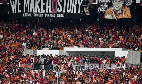 Suporter yang tergabung dalam The Jakmania memberi dukungan kepada kesebelasan Persija Jakarta yang melawan Mitra Kukar FC dalam pertandingan liga 1 2018, di Stadiun Gelora Bung Karno, Jakarta, Ahad (9/12/2018). 