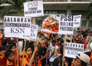 Suporter demo kantor PSSI, ilustrasi