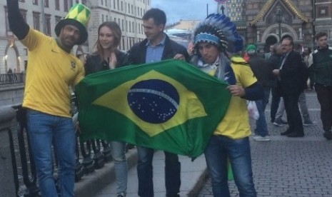 Supporter Brasil happy melihat kegagalan Argentina di FIFA Fan Fest Saint Petersburg, Sabtu (23/6) 