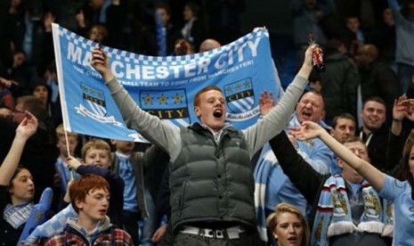  Supporter Manchester City merayakan kemenangan timnya usai mengalahkan Manchester United 1-0 di Stadion Etihad, Selasa (1/5) dinihari WIB.