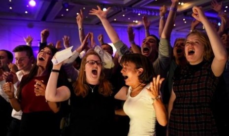 Supporters from the 'No' Campaign react to a declaration in their favour, at the Better Together Campaign headquarters in Glasgow, Scotland September 19, 2014.