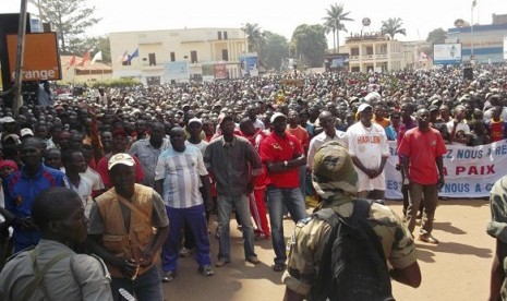 Supporters of Central African Republic President Francois Bozize and anti-rebel protesters listen to an appeal for help by Bozize, in Bangui December 27, 2012.  