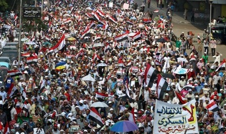 Supporters of President Mohammed Mursi demonstrate near the Rabaah al-Adawiya mosque in the Nasr City neighborhood of Cairo, Egypt, 19July 201. 