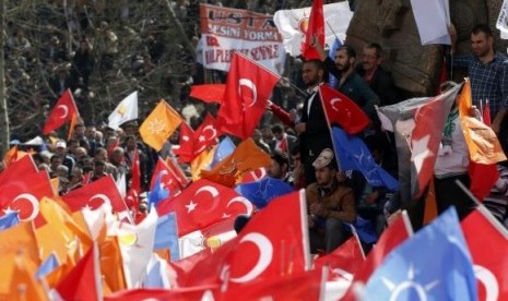 Supporters of the ruling AK Party wave Turkish and party flags during an election rally in Konya, central Turkey, March 28, 2014.