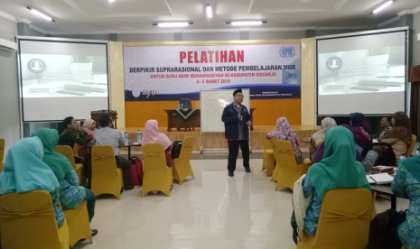 Suprarasional. Presiden Direktur Klinik Pendidikan MIPA Ridwan Hasan Saputra menjadi pembicara dalam Seminar Cara Berpikir Suprarasional di Sidoarjo.