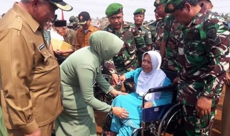 Supriyatni (57 tahun), ibu tiga anak ini, tak kuasa menahan tangis saat menerima kursi roda gratis dari program TNI Manunggal Membangun Desa (TMMD) di Kelurahan Cipayung Jaya, Kota Depok 