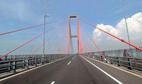 Suramadu Bridge spans from Surabaya in East Java to Madura Island. The vehicle influx to the bridge this Eid al Fitr is expected to increase 10 percent compared to last year's. (illustration)