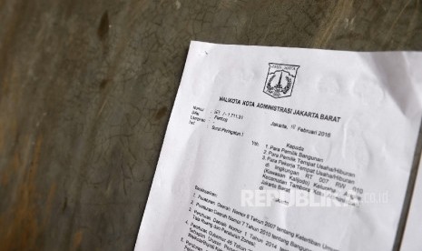 Surat peringatan pertama dari Pemprov DKI ditempel pada dinding bangunan pada Kawasan Kalijodo, Jakarta, Kamis (18/2