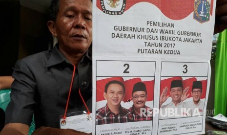 Surat suara yang diklaim rusak oleh pemilih baru di TPS 128 RT 05/10, Jatinegara, Cakung, Jakarta Timur, Rabu (19/4).