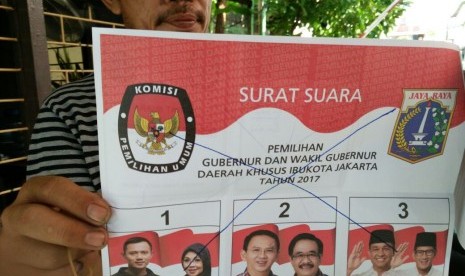 Surat suara yang sudah tercoblos nomor dua sebelum digunakan, si TPS 33, Rawamangun, Pulo Gadung, Jakarta Timur.