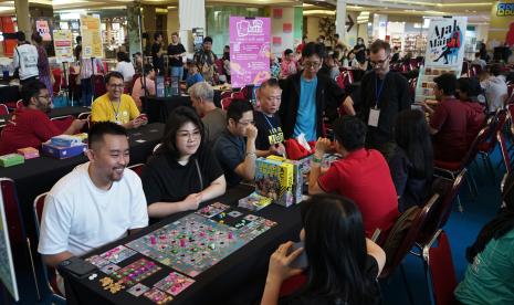 Surganya para pecinta tabletop game Indonesia kembali hadir menyapa masyarakat Indonesia. Jakarta Tabletop Expo 2023 berhasil dilaksanakan tahun ini di Center Atrium Mal Taman Anggrek, Jakarta Barat, selama 1 pekan, tepatnya 13-19 November 2023, yang di orkestrasi oleh Evoria Event Orchestrator.