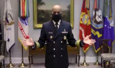 Surgeon General AS Jerome Adams membuat tutorial pembuatan masker berbekal selembar kain dan karet gelang.