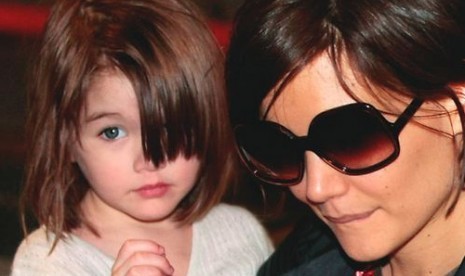 Suri Cruise (kiri) bersama ibunya Katie Holmes.