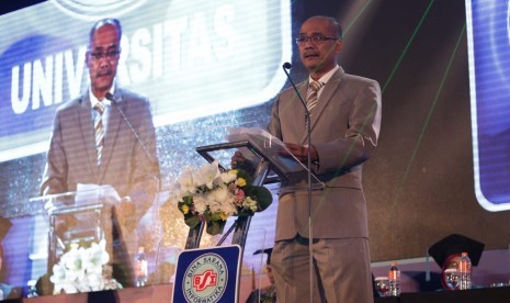 Suroso SH, MM selaku kepala Bagian Sumberdaya Perguruan Tinggi mewakili kepala LLDikti Wilayah IV pada wisuda Universitas BSI Bandung.