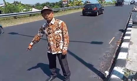 Suroto, orang yang pertama menolong Eky dan Vina, saat menunjukkan lokasi ditemukannya Eky dan Vina di jembatan flyover Talun, Cirebon, Kamis (6/6/2024). 