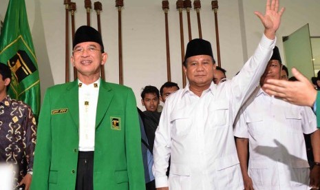 Suryadharma Ali (kiri) bersama Ketua Dewan Pembina Partai Gerindra, Prabowo Subianto (kanan) saat deklarasi dukungan PPP untuk capres dari Gerindra di di kantor DPP PPP, Jakarta Pusat, Jumat (16/5).