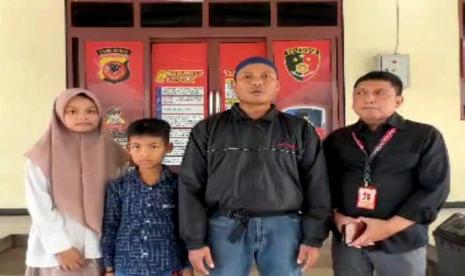 Suryana (42) suami dari Ida korban TPPO bersama kedua anaknya dan penasihat hukum.