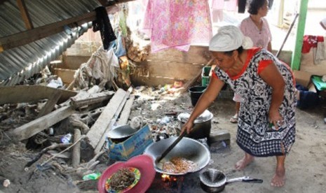 Suryati tengah memasak di dapur umum