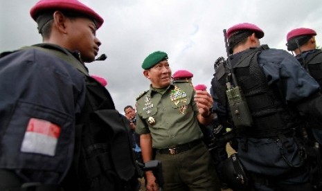 Suryo Prabowo (tengah) meninjau kesiapan personil saat Apel Gelar Pasukan di Lapangan Laguna, Nusa Dua, Bali, Senin (14/11).