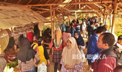 Susana dan aktivitas di Pasar Jajanan Ndeso, di kawasan embung Sebligo, Desa Lerep, Kecamatan Ungaran Barat, Kabupaten Semarang, Ahad (20/10). Kementerian Pariwisata dan Ekonomi Kreatif/Badan Pariwisata dan Ekonomi Kreatif menyampaikan mayoritas kredit ekonomi kreatif disalurkan pada sektor kuliner, fashion, dan kriya. Total penyalurannya sebesar Rp 7,9 triliun pada 2019.