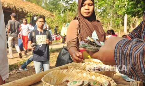 Susana dan aktivitas di Pasar Jajanan Ndeso, di kawasan embung Sebligo, Desa Lerep, Kecamatan Ungaran Barat, Kabupaten Semarang, Ahad (20/10). Keberadaan pasar ini mampu mendorong kunjungan wisata dan menggerakkan ekonomi warga melalui ragam UKM kuliner.