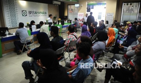 Suasana antrean pada pelayanan BPJS Kesehatan di Jakarta, Senin (14/3). 