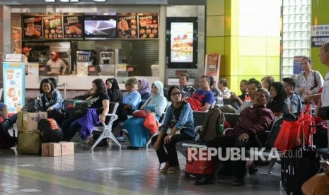 Susasana penumpang di stasiun Gambir, Jakarta . 