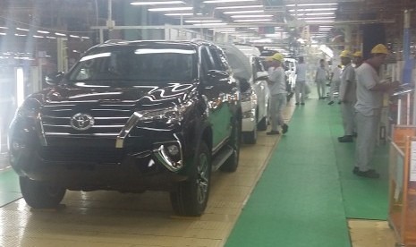 susasana produksi Toyota Fortuner di pabrik TIMMIN, Cikarang Jawa Barat