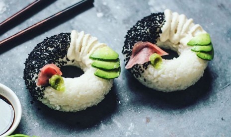 Sushi berbentuk donat.