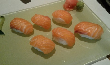 Sushi menggunakan salmon Norwegia.