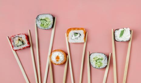 Sushi. Meski tidak mengandung babi, sushi belum tentu halal bagi umat Islam.