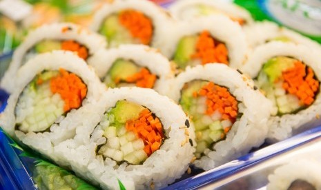 Sushi roll memiliki lebih banyak nasi dan bahan tambahan, ketimbang potongan ikan mentah yang khas dari sushi.